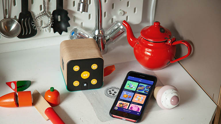 Die Spotify Kids-App auf einem Smartphone in einer Spielküche.
