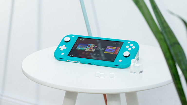 Eine Nintendo Switch Lite auf einem kleinen Tisch.