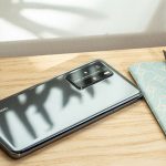 Das Huawei P40 Pro liegt mit dem Display nach unten auf einem Tisch.
