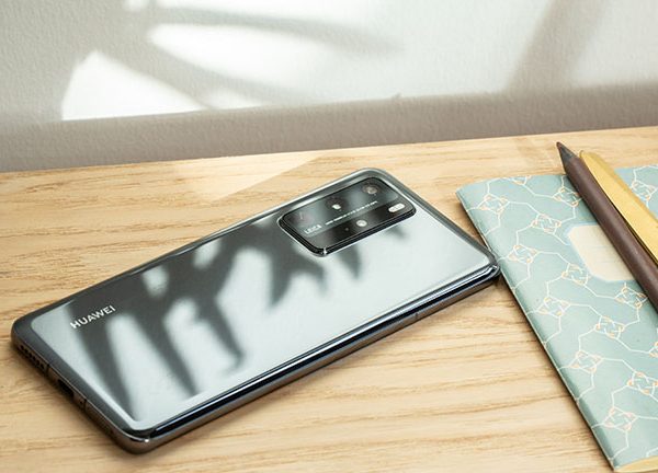 Das Huawei P40 Pro liegt mit dem Display nach unten auf einem Tisch.
