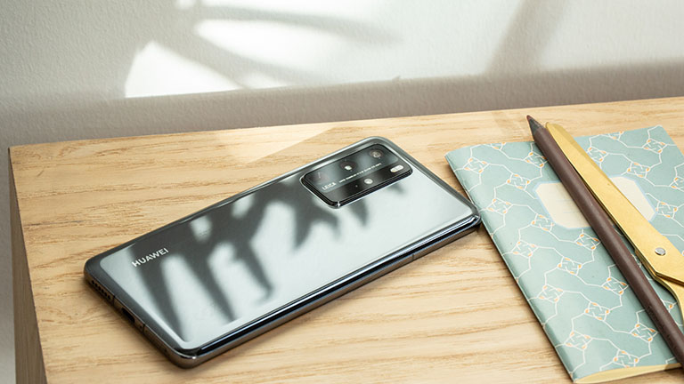 Das Huawei P40 Pro liegt mit dem Display nach unten auf einem Tisch.