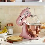 Eine pinkfarbene KitchenAid Artisan im Einsatz in einer K&uuml;che.