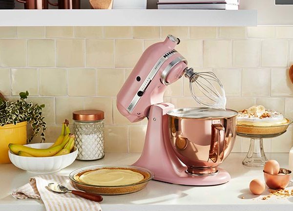 Eine pinkfarbene KitchenAid Artisan im Einsatz in einer K&uuml;che.