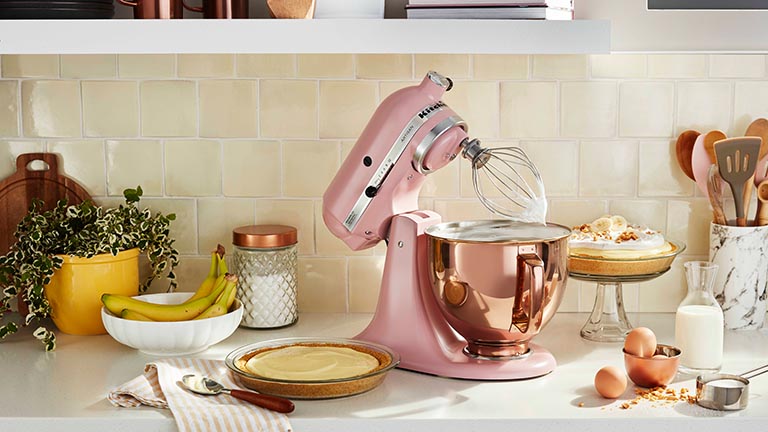 Eine pinkfarbene KitchenAid Artisan im Einsatz in einer Küche.