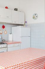 Blick in eine Küche. In der Mitte des Bildes ist ein Standkühlschrank zu sehen.