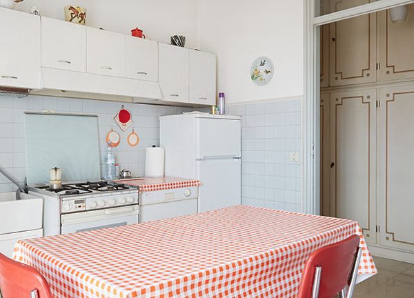 Blick in eine K&uuml;che. In der Mitte des Bildes ist ein Standk&uuml;hlschrank zu sehen.