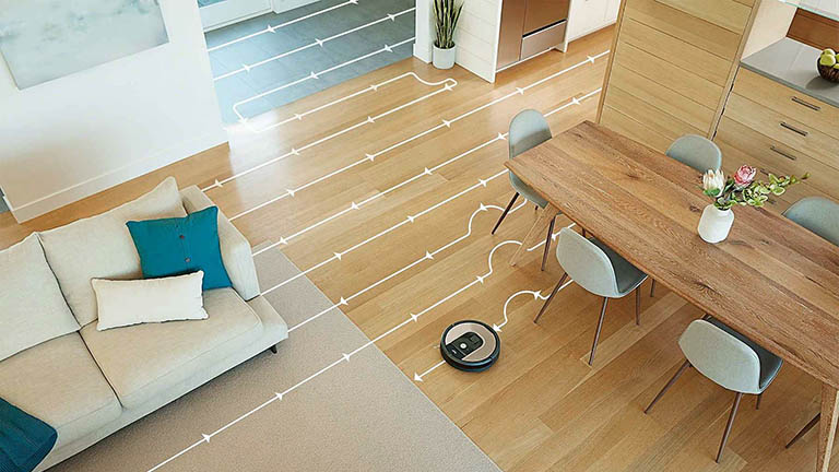 Ein iRobot Roomba fährt durch einen Raum. Auf dem Boden ist seine Strecke mit Linien dargestellt.