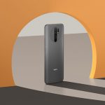 Ein Redmi-Smartphone steht in einem Halbkreis in einer orangefarbenen Wand.