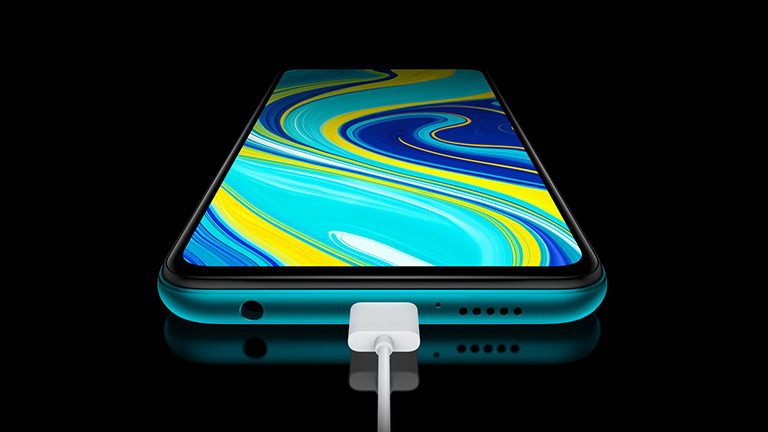 Xiaomi Redmi Note 9S Das Xiaomi Redmi Note 9S beim Aufladen per USB-C-Kabel.