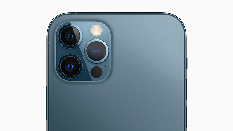 Rückseite des iPhone 12 Pro Max mit Fokus auf den drei Kamera-Objektiven.