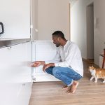 Eine Person hat den Gefrierschrank ge&ouml;ffnet und schaut hinein.