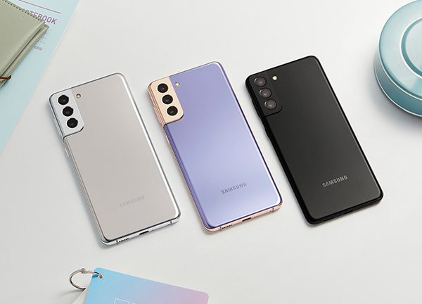 Das Samsung Galaxy S21 in drei unterschiedlichen Farben.