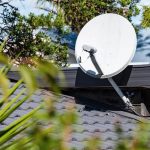 Eine Satellitenschüssel, die auf dem Dach eines Hauses angebracht ist.