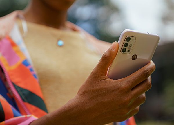 Eine Person h&auml;lt das Motorola Moto G30 in Pastel Sky in der Hand.