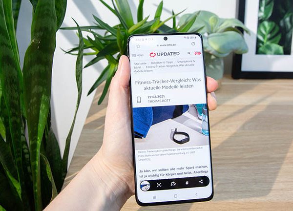 Eine Person h&auml;lt ein Samsung Galaxy S21 Ultra 5G in die Kamera. Auf dem Display sind die Screenshot-Tools zu sehen.