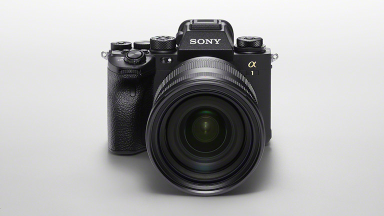 Die Sony Alpha 1 mit Objektiv von vorne.