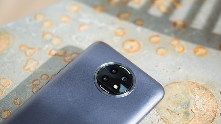 Rückseite des Xiaomi Redmi Note 9T mit Fokus auf der Kamera.