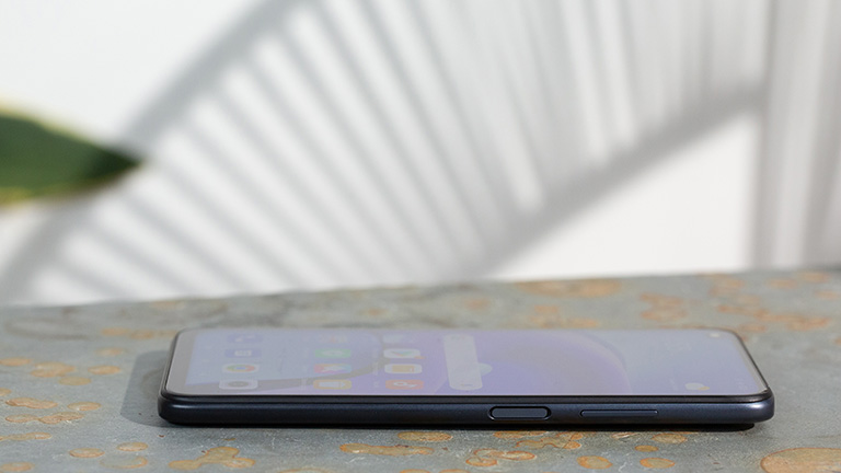 Aufnahme von der rechten Seite des Xiaomi Redmi Note 9T, Display zeigt nach oben.