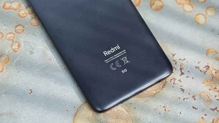 Aufnahme von der Rückseite des Xiaomi Redmi Note 9T mit Fokus auf der unteren Seite.