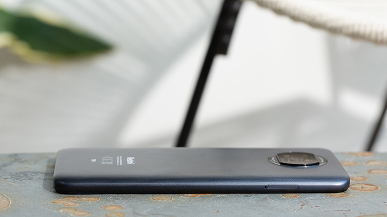Aufnahme des Xiaomi Redmi Note 9T von der linken Seite, das Display zeigt nach unten.