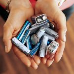 Eine Person h&auml;lt unterschiedlichste Batterien in ihren H&auml;nden.