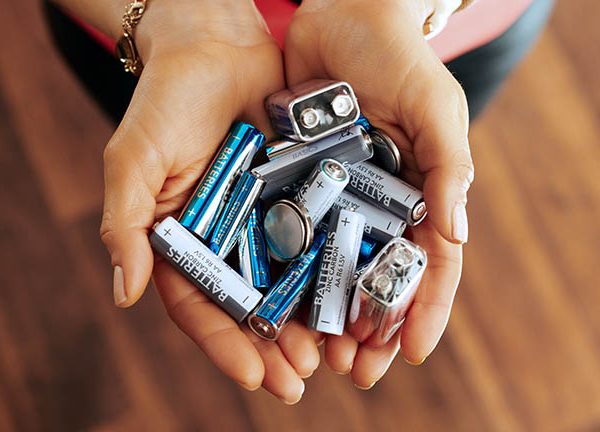 Eine Person h&auml;lt unterschiedlichste Batterien in ihren H&auml;nden.