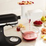 Eine schwarze KitchenAid Artisan mit dem P&uuml;rier-Aufsatz.