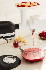 Eine schwarze KitchenAid Artisan mit dem P&uuml;rier-Aufsatz.