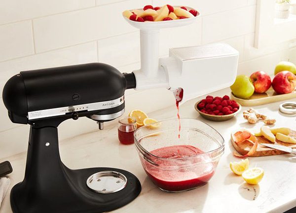 Eine schwarze KitchenAid Artisan mit dem P&uuml;rier-Aufsatz.