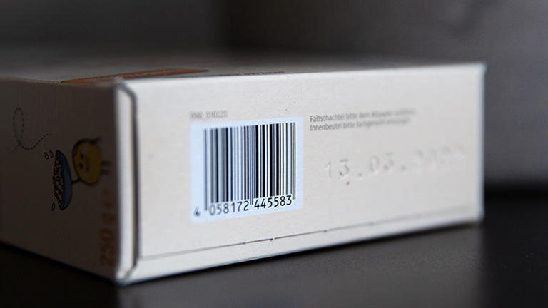 Blick auf die Unterseite einer Verpackung, auf der der Barcode angebracht ist.