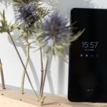 Ein Samsung Galaxy S21 Ultra 5G mit aktiviertem Always-On-Display steht auf einem Tisch.