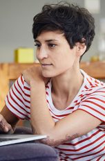 Firefox Update Eine Person sitzt vor einem Laptop.