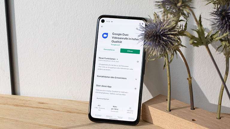 Ein Google Pixel 4a, auf dem Google Duo im Play Store geöffnet ist.