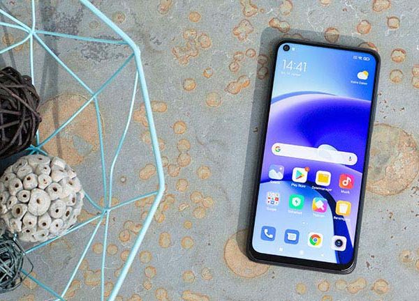 Ein Smartphone von Xiaomi in der Frontansicht auf einem Tisch.
