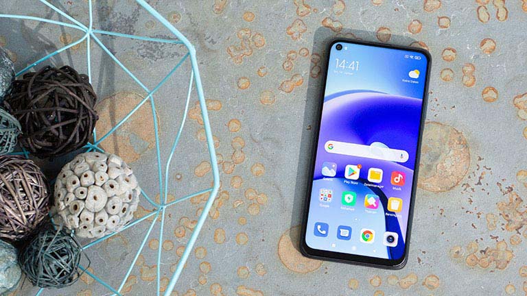 Ein Smartphone von Xiaomi in der Frontansicht auf einem Tisch.