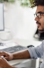 PDF zusammenfügen Eine Person sitzt vor einem Notebook und arbeitet.