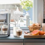 Eine Senseo Latte Duo von Philips auf einer Küchenzeile.