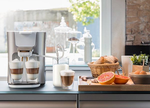 Eine Senseo Latte Duo von Philips auf einer K&uuml;chenzeile.