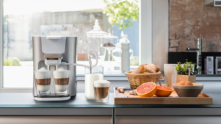 Eine Senseo Latte Duo von Philips auf einer Küchenzeile.
