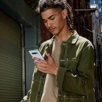 Eine Person h&auml;lt ein Samsung Galaxy S10 in der Hand, w&auml;hrend sie drau&szlig;en unterwegs ist.