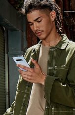 Samsung Galaxy S10 Eine Person hält ein Samsung Galaxy S10 in der Hand, während sie draußen unterwegs ist.