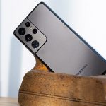Aufnahme der R&uuml;ckseite des Samsung Galaxy S21 Ultra mit Fokus auf der Kamera.