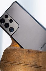 Aufnahme der Rückseite des Samsung Galaxy S21 Ultra mit Fokus auf der Kamera.