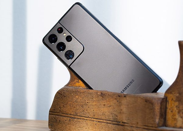Aufnahme der R&uuml;ckseite des Samsung Galaxy S21 Ultra mit Fokus auf der Kamera.
