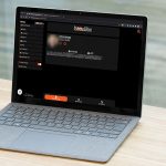 Ein Laptop, auf dem die Seite izoomYou (Instazoom) ge&ouml;ffnet ist.