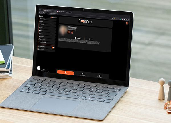 Ein Laptop, auf dem die Seite izoomYou (Instazoom) ge&ouml;ffnet ist.