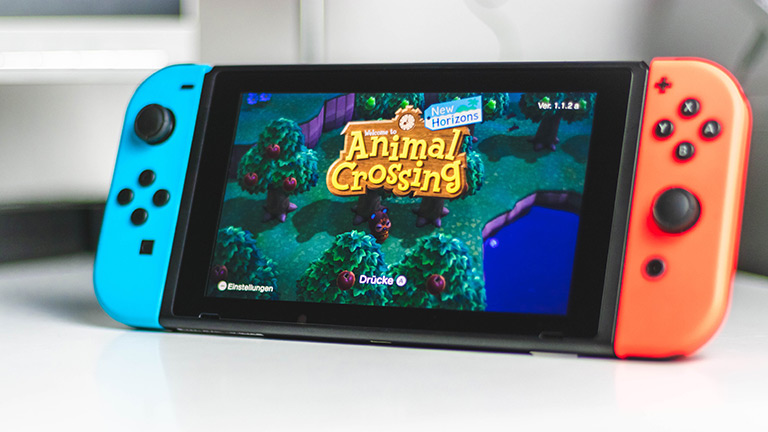 Die Nintendo Switch, auf der gerade der Startbildschirm von Animal Crossing zu sehen ist.