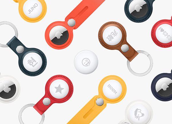 Mehrere Apple AirTags in unterschiedlichen Schl&uuml;ssel- und Taschenanh&auml;ngern liegen nebeneinander.