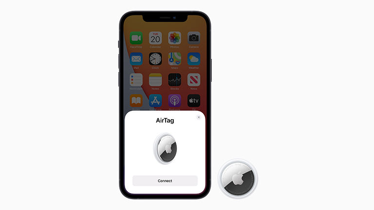 Ein Apple AirTag liegt neben einem iPhone, um die beiden miteinander zu verbinden. Auf dem Display wird angezeigt, dass der AirTag gefunden wurde.
