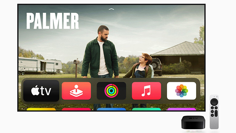 Ein Fernseher, auf dem Apple TV+ läuft. Daneben liegen das neue Apple TV 4K und die neue Siri Remote.